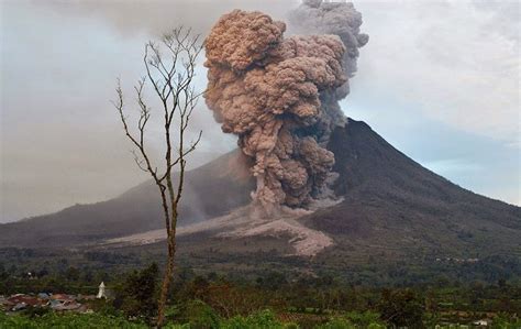 Gunung berapi atau gunung api secara umum adalah istilah yang dapat didefinisikan sebagai suatu sistem saluran fluida panas (batuan dalam wujud cair atau contoh danau toba di indonesia yang berasal dari letusan gunung berapi kuno. GUNUNG MELETUS - Taman Bahasa Indonesia #smkn23jkt