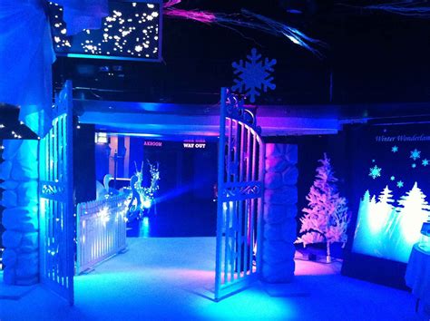 Visit great cities of the world such as paris or hollywood. winter holiday decorations for the office | Corporate ...
