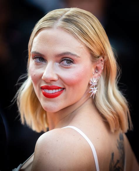 Scarlett Johanssons Blunt Lob Is The Perfect Summer Style British Vogue