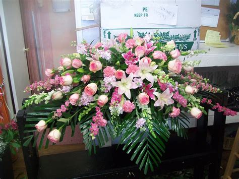 There are some decisions you'll need to make for the day of the funeral. Casket Spray | My Flower Designs | Pinterest | Casket ...