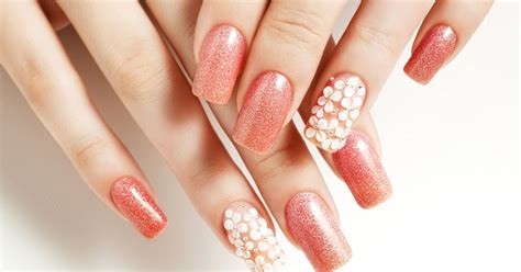 Stylisten kreieren eine vielzahl von formen und formen auf der nagelplatte. Tolle Ideen: die aktuellen Gelnägel Trends