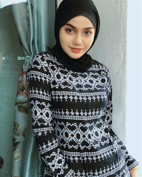 Pin Oleh Binsalam Di Hijab Cantik Di 2020 Gaya Hijab Wanita Wanita