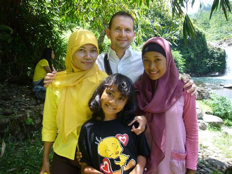 © reuters behörden in indonesien: Interview: 10 Fragen an Mike, Vorsitzender des Vereins ...
