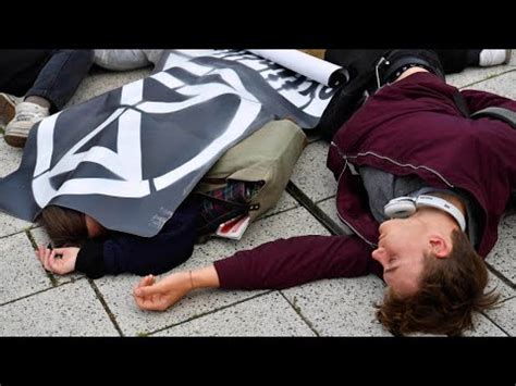 Protest bei VW Hauptversammlung Klimaschützer stellen sich gegen