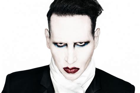 I picked that (marilyn manson) as the fakest stage name of all to say that this is what show business is, fake. Marilyn Manson: "Los héroes son muy aburridos"