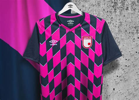 Vind zowel het thuisshirt als het uitshirt in onze grote voorraad turkije voetbalshirts. Santa Fe lanceert opvallend 3e voetbalshirt voor 2 ...