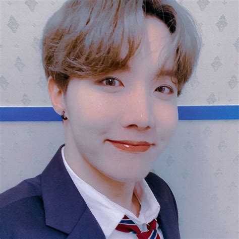 Porque ainda não achei o meu tipo ideal. #jhope #hoseok #bts #icon (с изображениями)