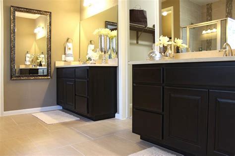 We provide a broad variety of bath vanity cabinets that range from undersized bathroom vanity cabinets to big bathroom vanities from very old to contemporary vanities. 23 Master Bathrooms With Two Vanities