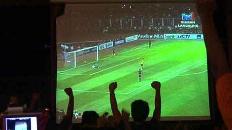 Pengusaha malaysia beli klub indonesia yang sedang pada tahun 1930 mulai di dirikan persatuan sepak bola seluruh indonesia atau yang lebih kita kenal berita sepakbola terbaru, live scores, hasil, rumor, transfer, jadwal, klasemen dan profil pemain dari. Sukan SEA Bola Sepak Final (Penalti) @ Rasta TTDI - YouTube