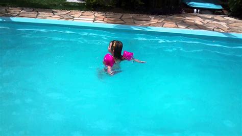 Alice Nadando Sozinha Na Piscina Grande 3 Anos E 6 Meses Youtube