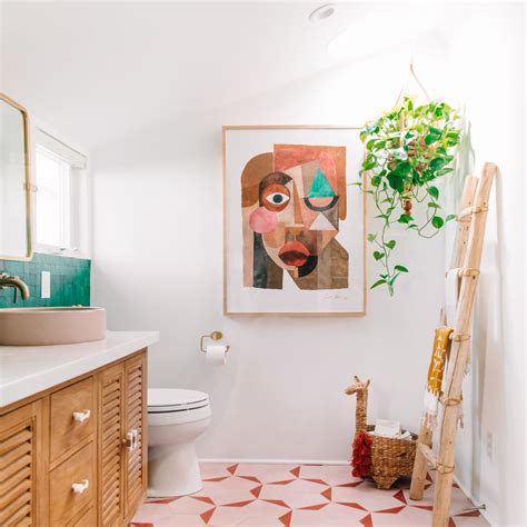 15 Bathrooms With Beautiful Wall Decor That Will Inspire A