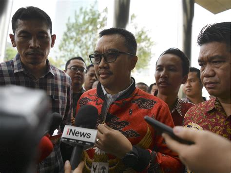 Mengadili, menyatakan terdakwa ir (imam nahrawi) terbukti secara sah dan meyakinkan bersalah melakukan beberapa tipikor secara bersama dan berlanjut sebagaimana diancam dakwaan kesatu. Foto: Imam Nahrawi Penuhi Panggilan KPK | Tagar