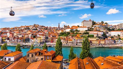 The city itself isn't very populous (about 300,000 inhabitants), but the porto metropolitan area (greater porto) has some 2,500,000 inhabitants in a 50km radius. 10 Things You Must Do in Porto