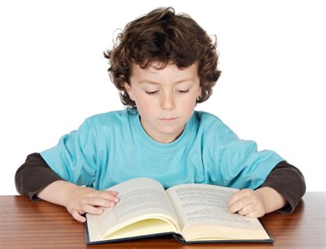 Niños estudiando pics are great to personalize your. Adorable niño estudiando un fondo blanco | Foto Premium