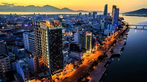 Da nang marks the halfway point between the capital in the north, hanoi, and ho chi minh city in the south. Da Nang's Dragon Bridge: Complete Visitors Guide - Hidden ...