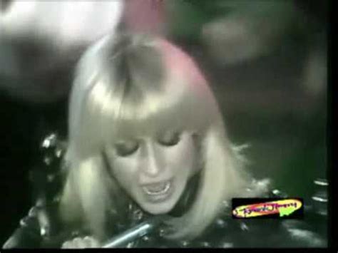Nel numero 351 di rumore di aprile 2021 (lo trovate qui tra gli arretrati), la rubrica my tunes di maurizio blatto era dedicata a una canzone di raffaella carrà, ovvero rumore. RAFFAELLA CARRA RUMORE (1975) - YouTube