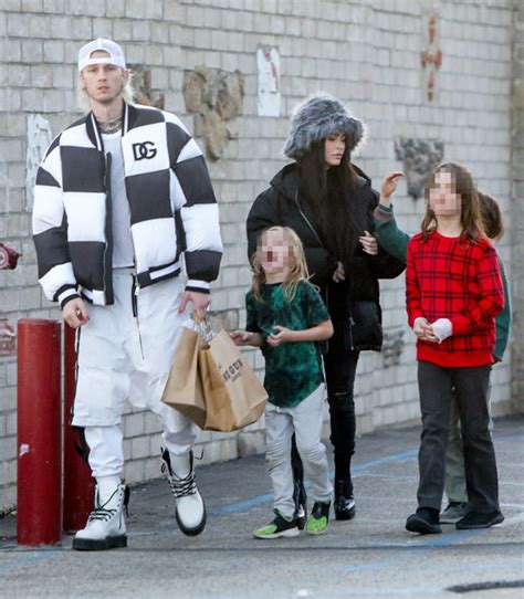 Megan Fox nimmt Söhne mit Machine Gun Kelly zum Einkaufen mit Fotos