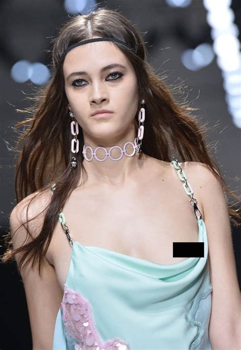 Gigi Hadid Flashed Her Nipple During The Versace Show At Milan Fashion