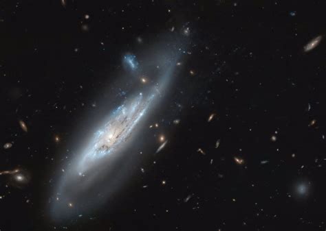 Abstrato galaxia espiral barrada, espaço exterior, isolado sobre fundo transparente. Galaxia Espiral Barrada 2608 / Muchas galaxias espirales tienen barras que cruzan sus centros ...