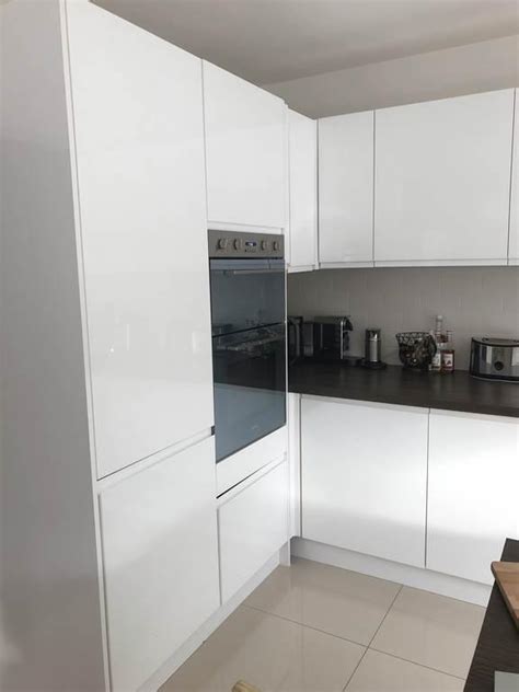 This weeks #tradeyoftheweek goes to refresh kitchens with this incredible soho gloss light grey kitchen, with soho white gloss panels and benchmarx kitchens & joinery. 3831180 Benchmarx Soho White Gloss Handless Kitchen ...