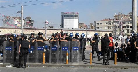 Turkish Riot Police Enter Istanbul S Taksim Square