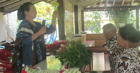Bunga, daun, dan buah digunakan sebagai penghias gereja katedral. Pelatihan Merangkai Bunga Altar