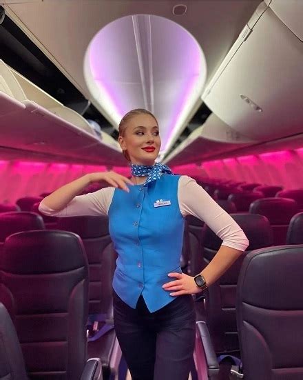 خبرني مضيفة طيران روسية تشعل إنستغرام بجمالها صور