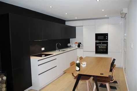 Superbe cuisine moderne gris anthracite et bois avec îlot. Modernité - Cuisine équipée blanche et résine noire ...