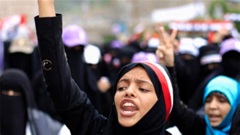 الناشطة اليمنية منصورة بكيل على فيس بوك عن ردود فعل الشباب على خطاب الرئيس اليمني مقابلة