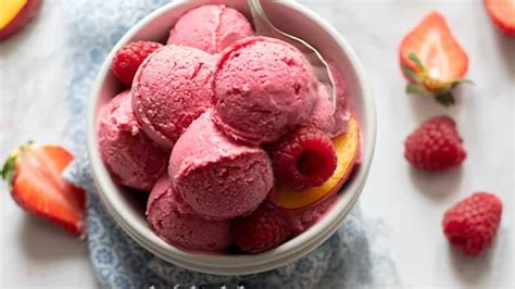 Latte, panna, zucchero, uova, frutta, frutta secca, cacao o cioccolato, caffè, ecc. Gelato alla frutta fatto in casa, come prepararlo ...