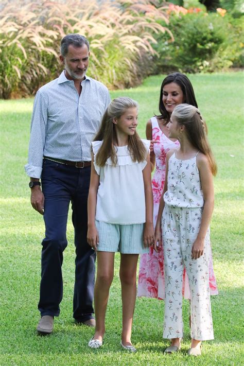 El Rey Felipe Embelesado Con Letizia Y Sus Hijas Leonor Y Sofía En