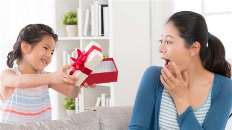 Mothers Day Ts 40 Percent Of Moms Fake Reactions To Presents