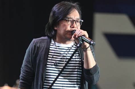 Selasa (23/10), ari lasso manggung di yogyakarta dan ketika kembali ke jakarta sakit punggung yang dideritanya tak bisa ditahan hingga ia sempat terjatuh. Sakit Punggung Jadi Penyebab Ari Lasso Mendadak Dilarikan ...