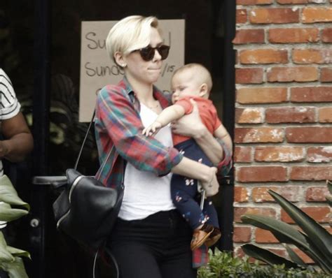The relationship between scarlett johansson, who turned 32 in 2016, and romain dauriac, who in september 2014, they welcomed daughter rose dorothy, and a month later they eloped. Scarlett Johansson e il segreto dietro al suo matrimonio ...