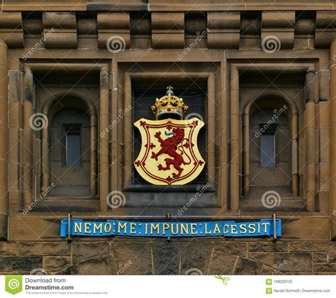 Woher schottlands nationalflagge kommt, warum ein löwe für schottland ebenso steht wie das einhorn und was es mit der schottischen distel auf sich hat, lest ihr hier. Edinburgh Schottland Wappen Archivbilder - Abgabe des ...