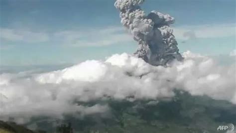 gunung merapi di indonesia meletus hamburkan abu setinggi 6 kilometer berita mediacorp