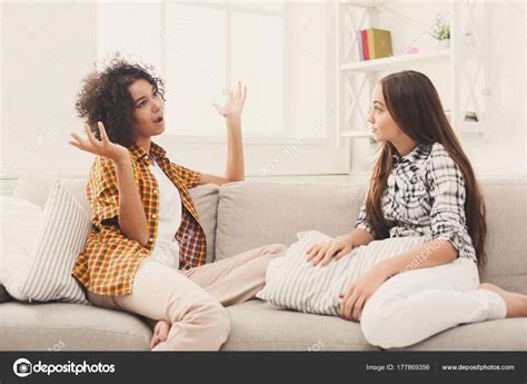 Abrirse ante la otra persona de manera honesta aporta valor a la felicitación. Imágenes: amigas conversando | Dos jóvenes amigas ...