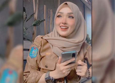 asn hijab cantik yang viral di tik tok eis lucinta ternyata aktif di kegiatan sosial