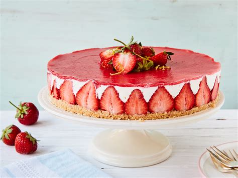 Eine cremige Torte mit frischen süßen Erdbeeren und einem knusprig