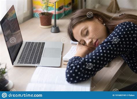 Estudiante Mujer Exhausta Se Queda Dormida En El Escritorio Estudiando Imagen De Archivo