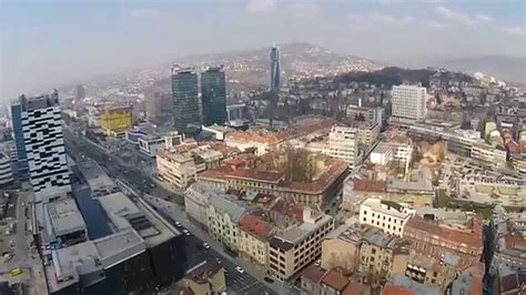 Pogled na Sarajevo iz zraka za vrijeme pomračenja Sunca ...
