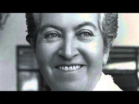 Gabriela mistral es una de las autoras preferidas del equipo de frases de la vida y es por este motivo que poco a poco hemos decidido ir recuperando sus poesías en formato vídeo. Dame la mano - Gabriela Mistral / Movilh - YouTube