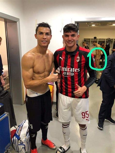 Ronaldo e Bellanova la foto è hot sullo sfondo spunta Chiellini nudo