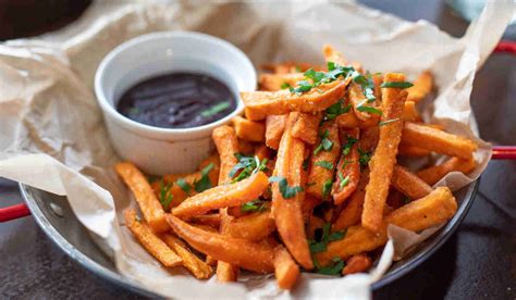 Seringkali kita membeli kentang goreng di restoran fast food karena rasa dan teksturnya yang sangat khas. DIY : Membuat Keripik Kentang Goreng Enak, Gurih, Renyah ...