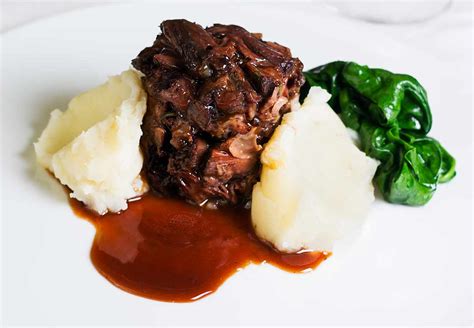 Una vez cocinada, la carne de la cola de ternera es una carne melosa y con mucho sabor. Rabo de toro-buey-vaca o ternera. Receta - La Cocina de ...