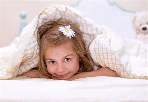 Śliczna Mała Dziewczynka śpi Na Miękkiej Puszystej Koc Z Zabawkami Zdjęcie Stock Obraz
