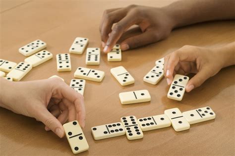 How To Play Dominoes Easiest Way How To Plays