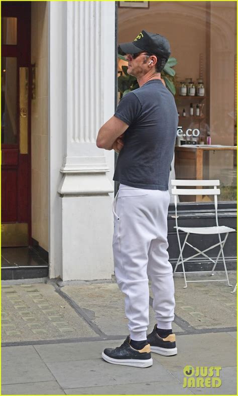 Photo Justin Theroux Shows Off His Muscles On Coffee Run In London 08