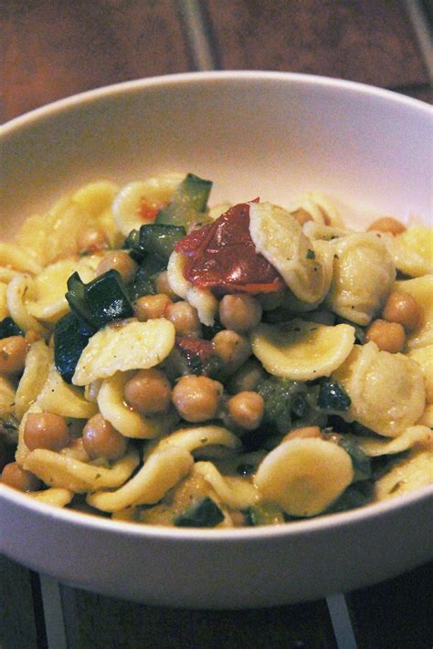 Pulite le cozze, lavatele accuratamente. Orecchiette con ceci, zucchine, pomodorini e lardo di ...