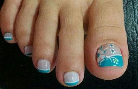 Hermoso y original diseño de uñas decoradas con flores. Celeste cielo. Nails | Diseños de uñas pies, Uñas de pies ...